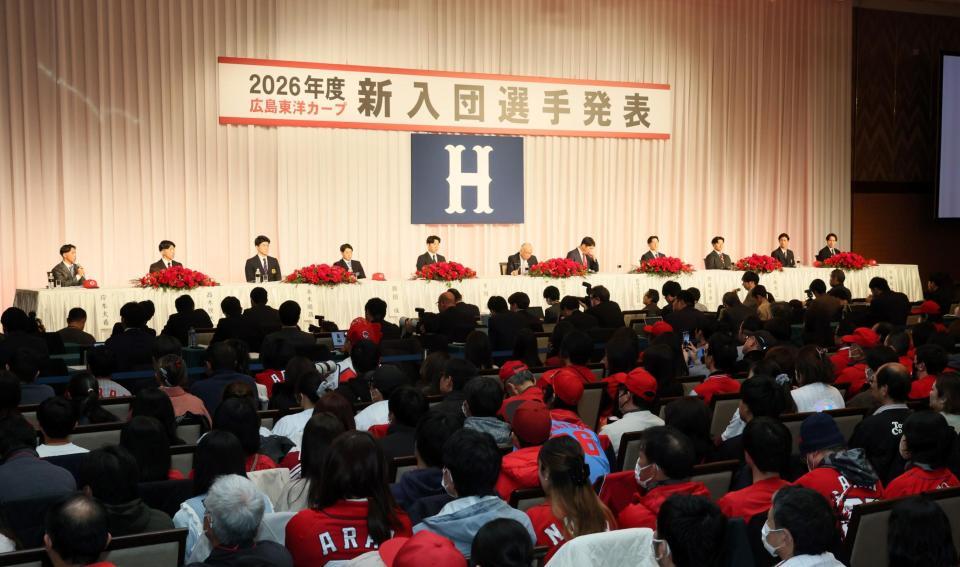 　ファンの前で、意気込みを語る広島の新人選手たち（撮影・市尻達拡）