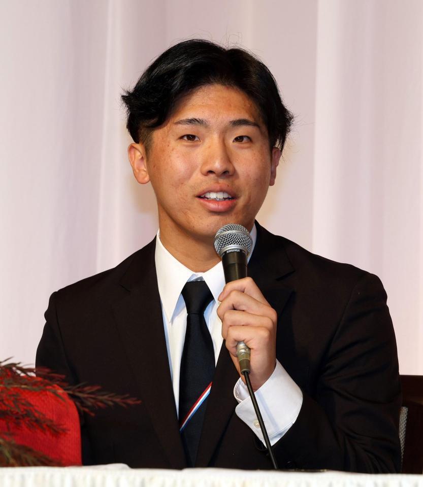 　新入団会見で意気込みを語るドラフト７位の高木快大（撮影・市尻達拡）