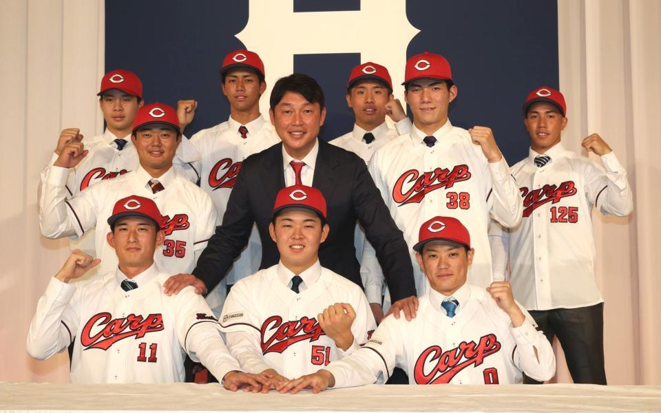 　新入団会見を終え、記念撮影する新人選手と新井監督（撮影・市尻達拡）