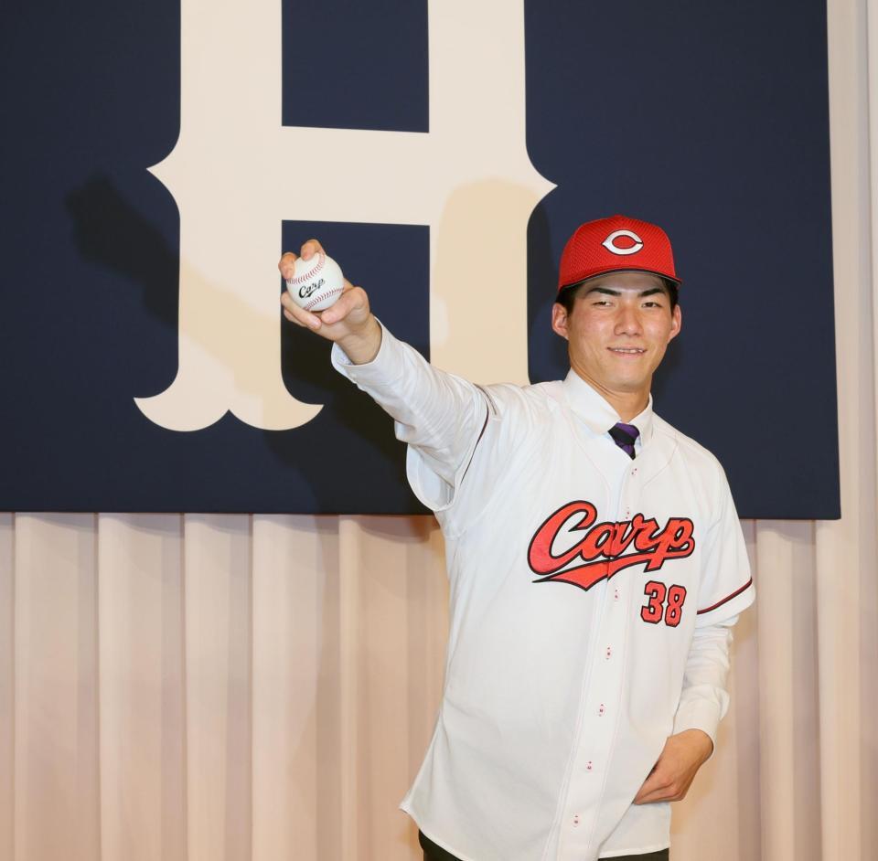 　ポーズを決めるドラフト５位の赤木晴哉（撮影・市尻達拡）