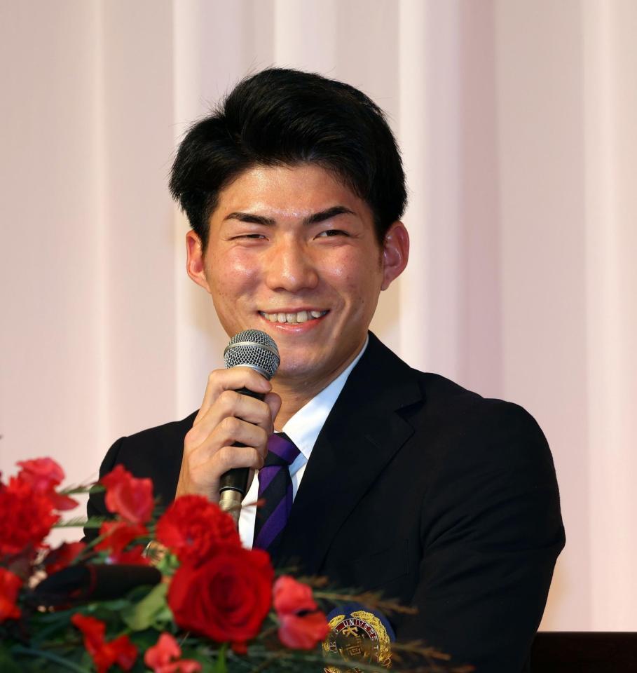 　新入団会見で意気込みを語るドラフト５位の赤木晴哉（撮影・市尻達拡）