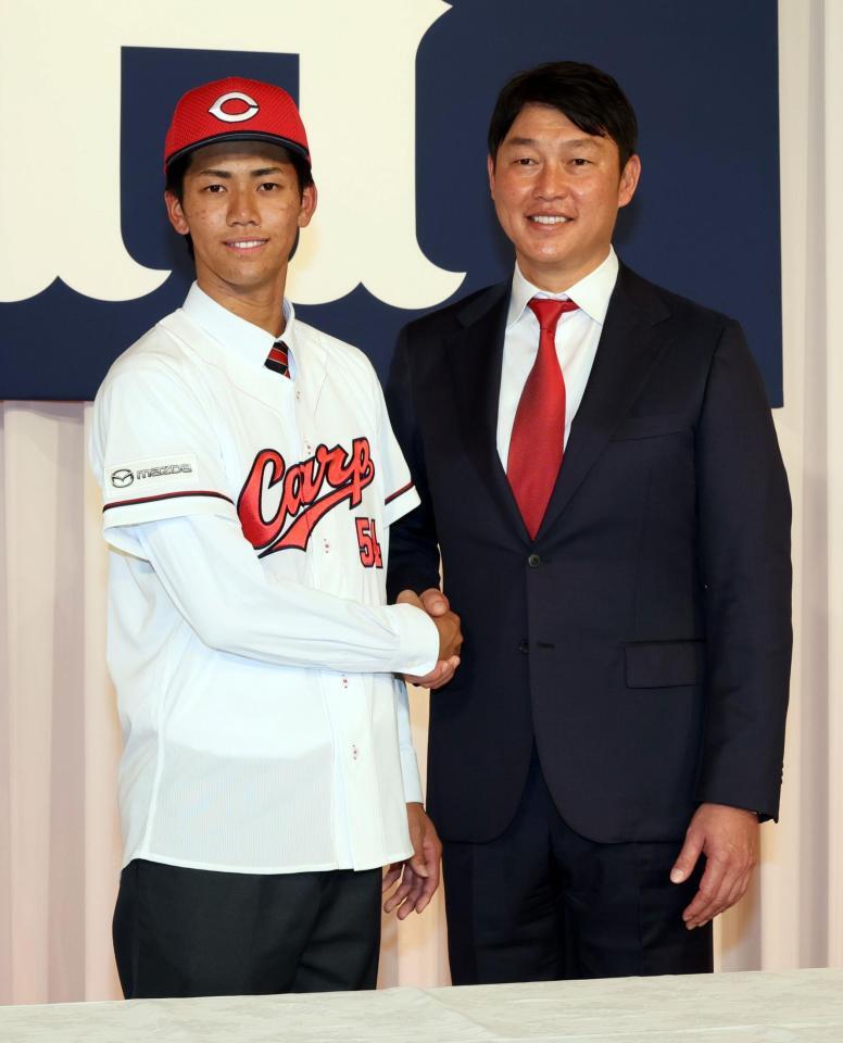 　新井監督と握手するドラフト６位の西川篤夢（撮影・市尻達拡）
