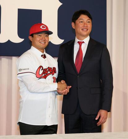 　新井監督と握手するドラフト４位の工藤泰己（撮影・市尻達拡）