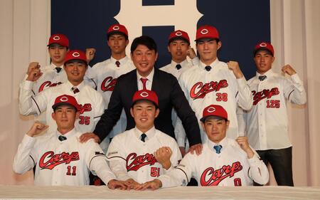 　新入団会見でポーズをとる（前列左から）斉藤汰、平川、勝田、（中列左から）工藤、新井監督、赤木、（後列左から）小林、西川、高木、岸本（撮影・市尻達拡）