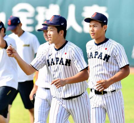 　トンボを捕まえ笑顔のＵ１８日本代表・小園海斗（報徳学園）。右はＵ１８日本代表・藤原恭大＝２０１８年９月