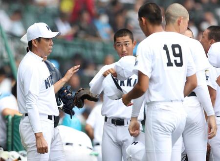 　ナインに指示を出す北海・平川敦監督（左端）＝８月
