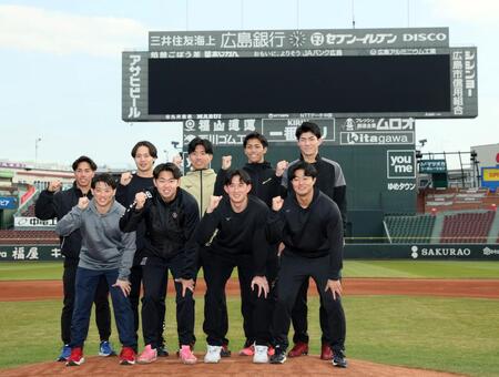 　記念撮影する（前列左から）勝田、平川、斉藤、工藤、（後列左から）岸本、小林、高木、西川、赤木（撮影・市尻達拡）