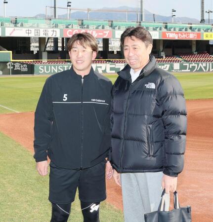 　小園と記念撮影をする、平川蓮の父で、北海高校野球監督の敦さん（撮影・市尻達拡）