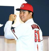 　背番号「５１」のユニホームを着用し、ポーズを決める平川（撮影・市尻達拡）