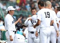 　ナインに指示を出す北海・平川敦監督（左端）＝８月