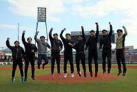 　初めて訪れたマツダスタジアムのグランドで、ジャンプをする（左から）岸本、小林、勝田、平川、斉藤、工藤、赤木、西川、高木（撮影・市尻達拡）