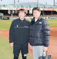 　小園と記念撮影をする、平川蓮の父で、北海高校野球監督の敦さん（撮影・市尻達拡）