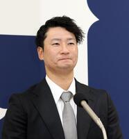 　契約を更改し、会見に臨む島内（撮影・市尻達拡）