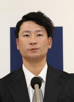 　契約を更改し、会見に臨む島内（撮影・市尻達拡）