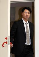 　契約を更改し、会見に臨む島内（撮影・市尻達拡）