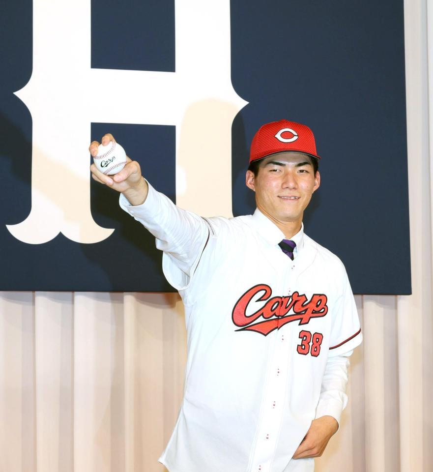 　ポーズを決める赤木（撮影・市尻達拡）