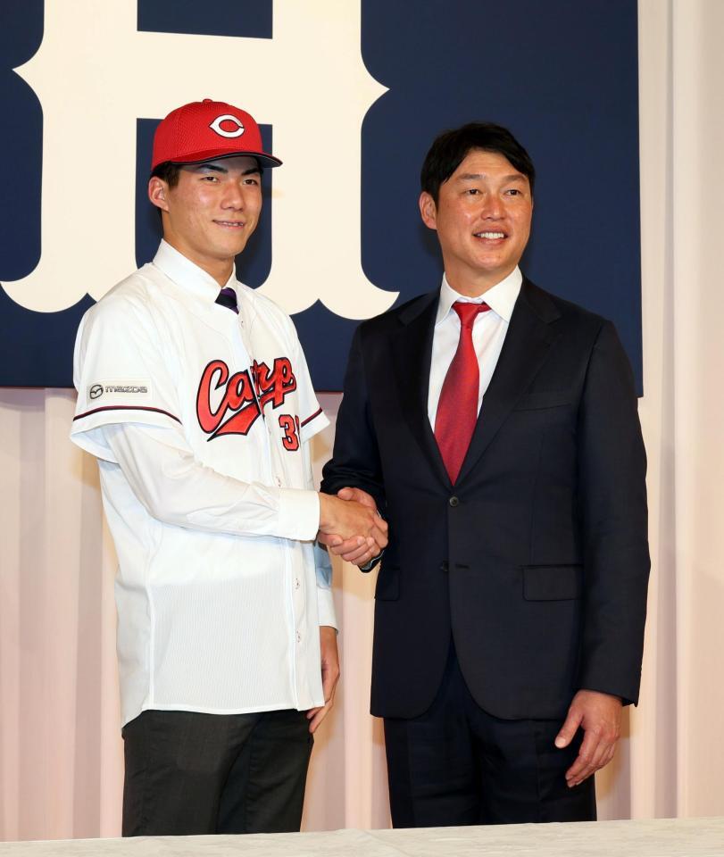 　新井監督と握手する赤木晴哉（撮影・市尻達拡）