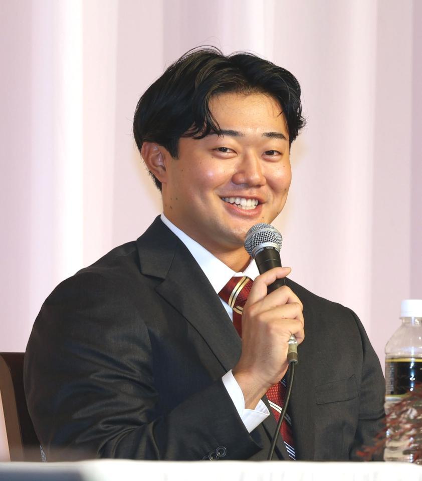 　新入団会見で意気込みを語るドラフト４位の工藤泰己（撮影・市尻達拡）