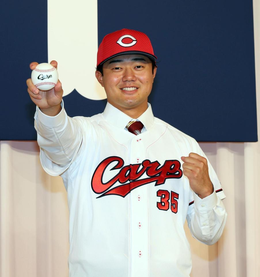 　ポーズを決めるドラフト４位の工藤泰己（撮影・市尻達拡）