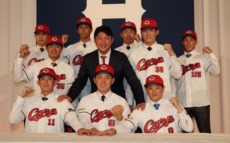 　新入団会見でポーズをとる（前列左から）斉藤汰、平川、勝田、（中列左から）工藤、新井監督、赤木、（後列左から）小林、西川、高木、岸本（撮影・市尻達拡）