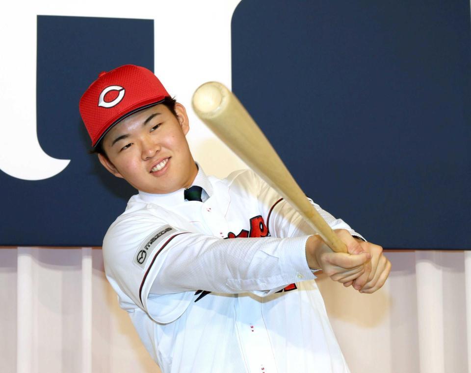 　右打ちを披露する平川（撮影・市尻達拡）