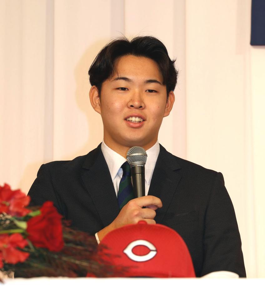 　広島の新入団会見に臨むドラフト１位・平川蓮（撮影・市尻達拡）