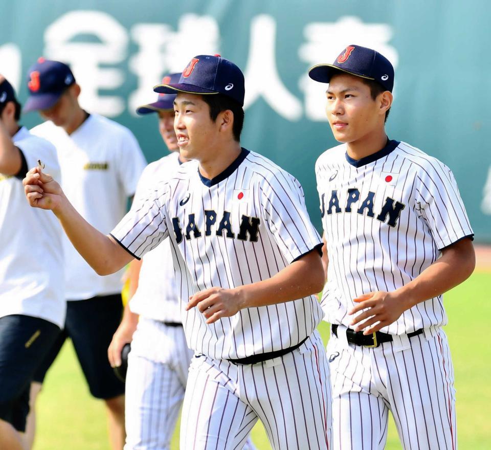 　トンボを捕まえ笑顔のＵ１８日本代表・小園海斗（報徳学園）。右はＵ１８日本代表・藤原恭大＝２０１８年９月