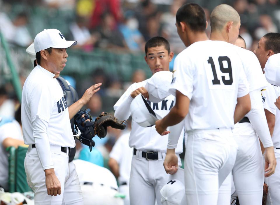 　ナインに指示を出す北海・平川敦監督（左端）＝８月