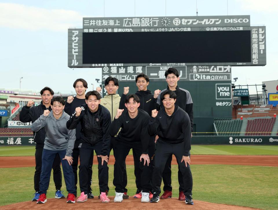 　記念撮影する（前列左から）勝田、平川、斉藤、工藤、（後列左から）岸本、小林、高木、西川、赤木（撮影・市尻達拡）