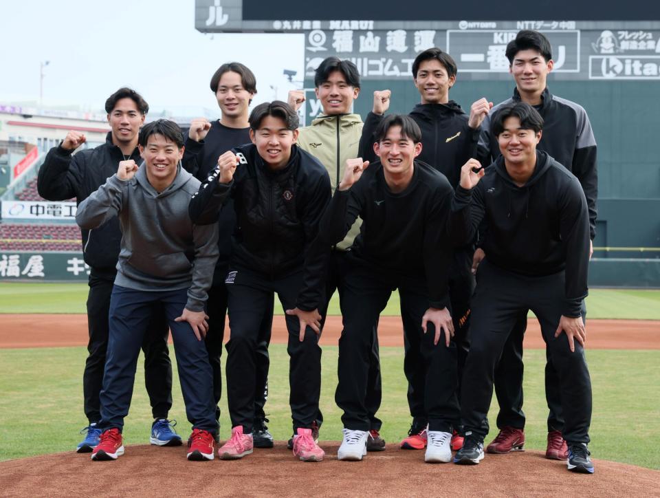 　記念撮影する（前列左から）勝田、平川、斉藤、工藤、（後列左から）岸本、小林、高木、西川、赤木（撮影・市尻達拡）