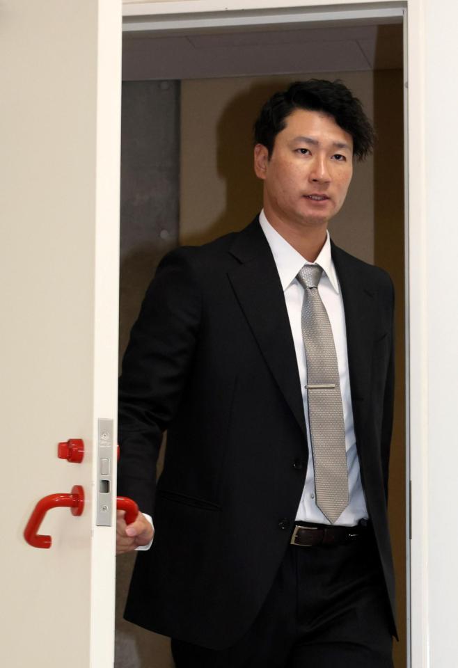 　契約を更改し、会見に臨む島内（撮影・市尻達拡）