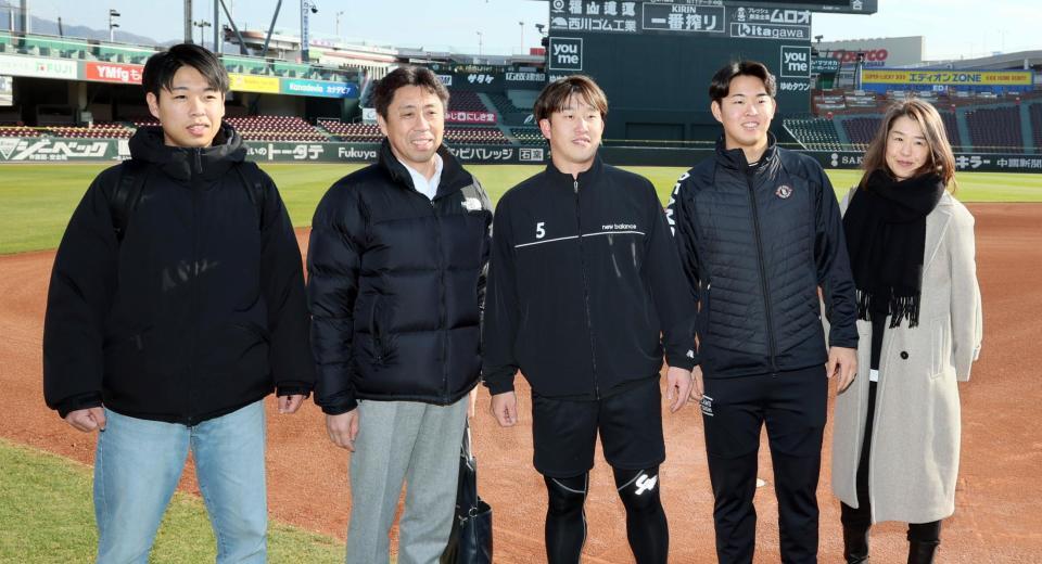 　初めて訪れたマツダスタジアムで、小園（中央）と記念撮影するドラフト１位の平川蓮（右から２人目）＝撮影・市尻達拡