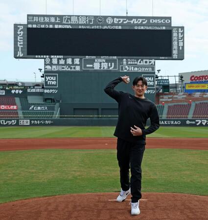 　シャドーピッチングをするドラフト２位の斉藤（撮影・市尻達拡）