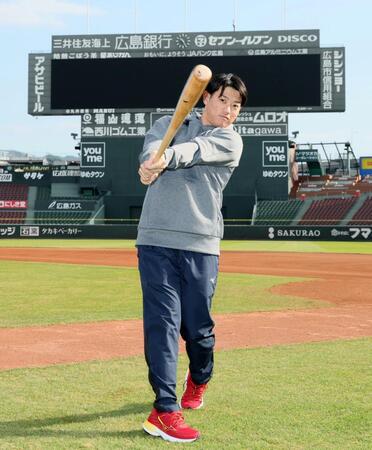 　素振りをする勝田（撮影・市尻達拡）