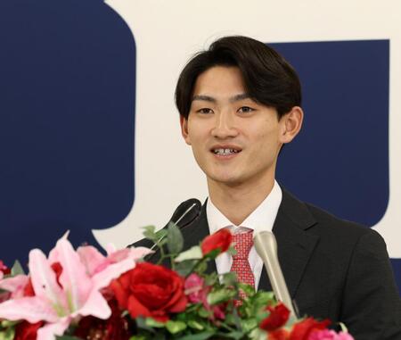 　入団会見で意気込みを語る、現役ドラフトで加入する辰見（撮影・市尻達拡）