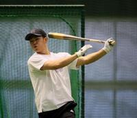 　マシン打撃で汗を流す中村奨（撮影・市尻達拡）