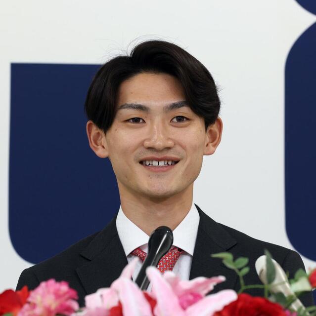 楽天から広島移籍の辰見が入団会見