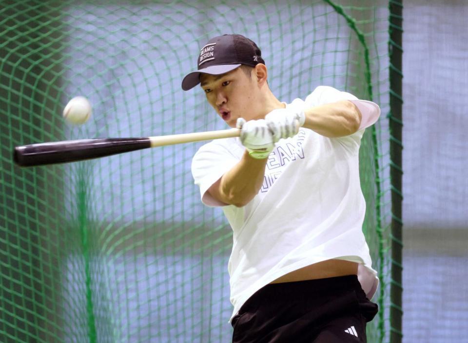 　マシン打撃で、汗を流す中村奨（撮影・市尻達拡）