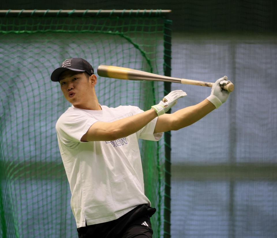 　マシン打撃で汗を流す中村奨（撮影・市尻達拡）