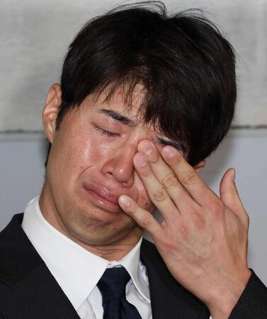 　戦力外通告後の取材で、涙をぬぐう広島・宇草孔基（１０月撮影）