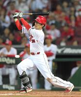 　中前打を放つ宇草（２４年４月撮影）