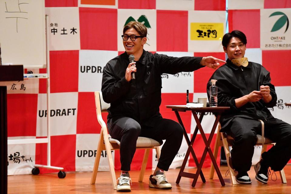 　トークショーに参加した中村奨（左）＝撮影・畠山賢大