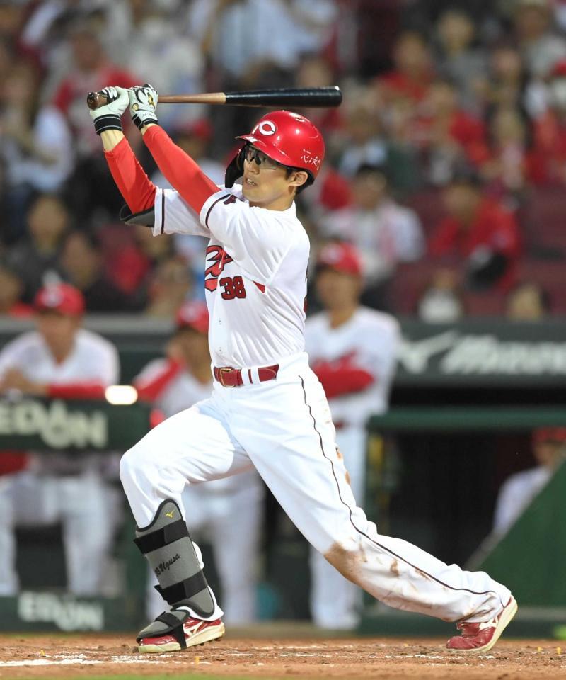 　中前打を放つ宇草（２４年４月撮影）