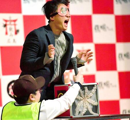 　箱の中にいるタコに触れて絶叫する佐々木（撮影・畠山賢大）