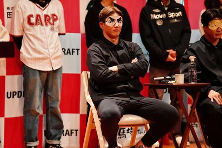 　目隠しをする中村奨成