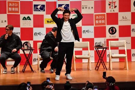 　ファンから要望のあったポーズをする田村