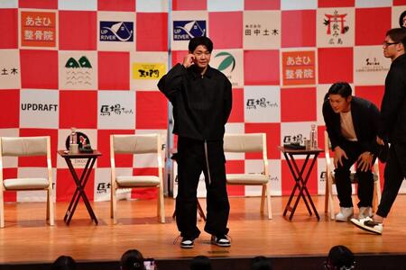 　ファンから要望のあったポーズをする久保修