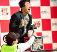 　箱の中にいるタコに触れて絶叫する佐々木（撮影・畠山賢大）