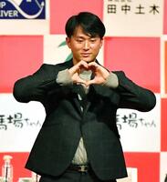 　ファンから要望を受けたポーズを披露する（撮影・畠山賢大）