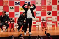 　ファンから要望のあったポーズをする田村